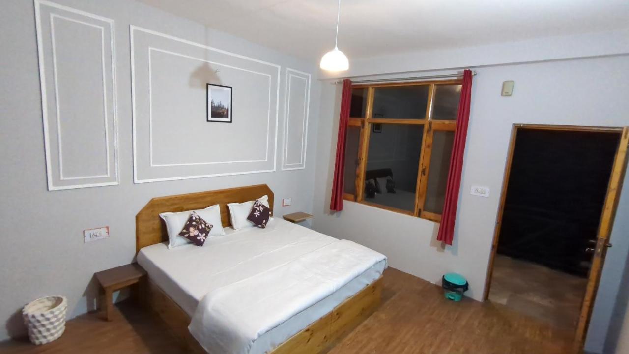 מנאלי Red House Cafe And Inn מראה חיצוני תמונה