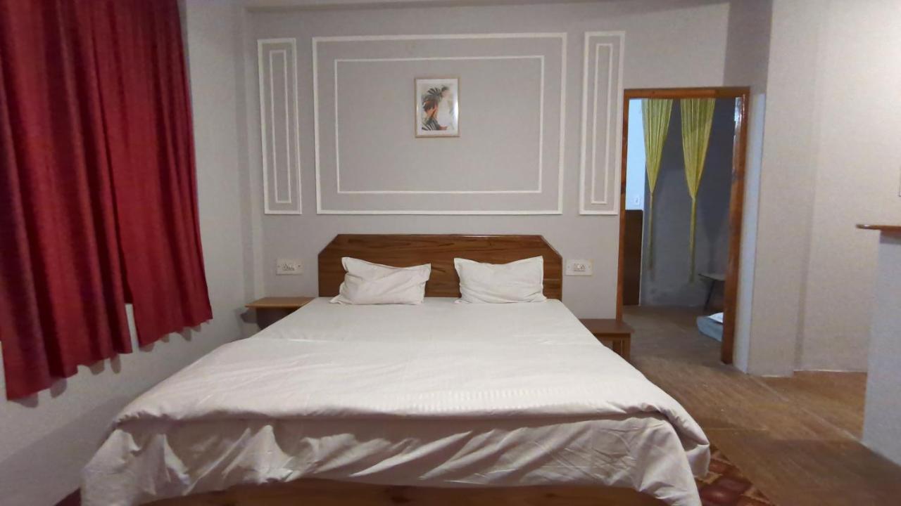 מנאלי Red House Cafe And Inn מראה חיצוני תמונה