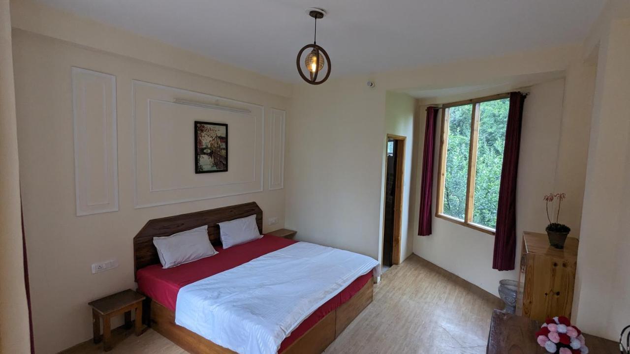 מנאלי Red House Cafe And Inn מראה חיצוני תמונה