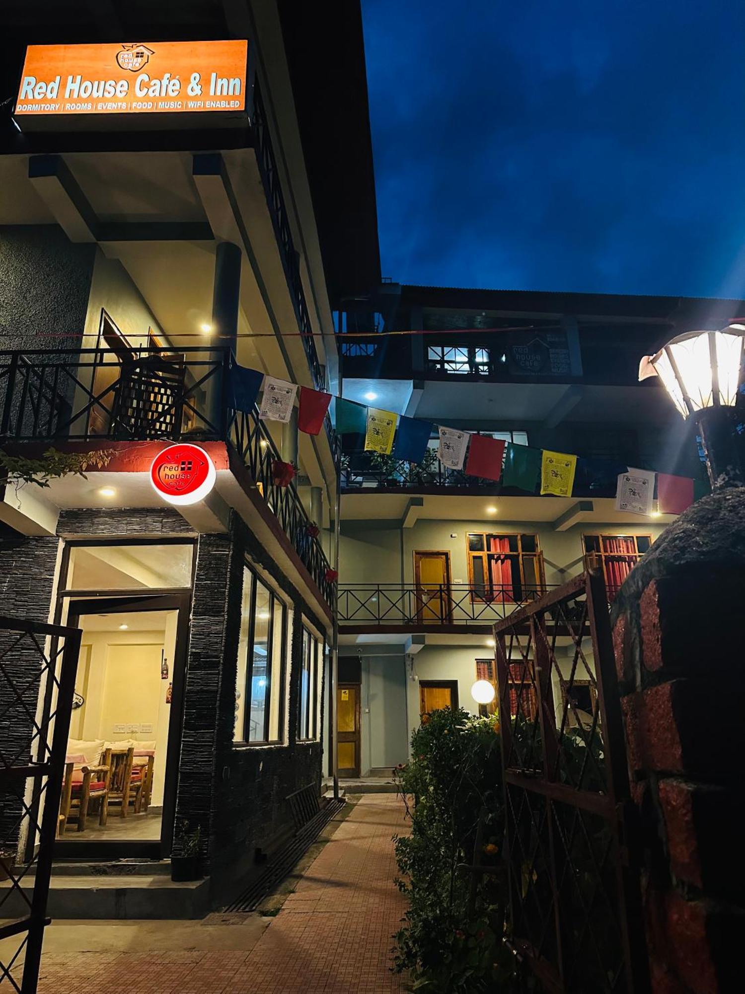 מנאלי Red House Cafe And Inn מראה חיצוני תמונה