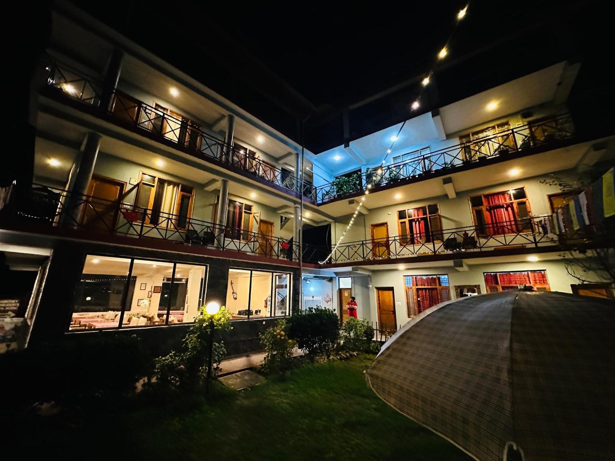 מנאלי Red House Cafe And Inn מראה חיצוני תמונה