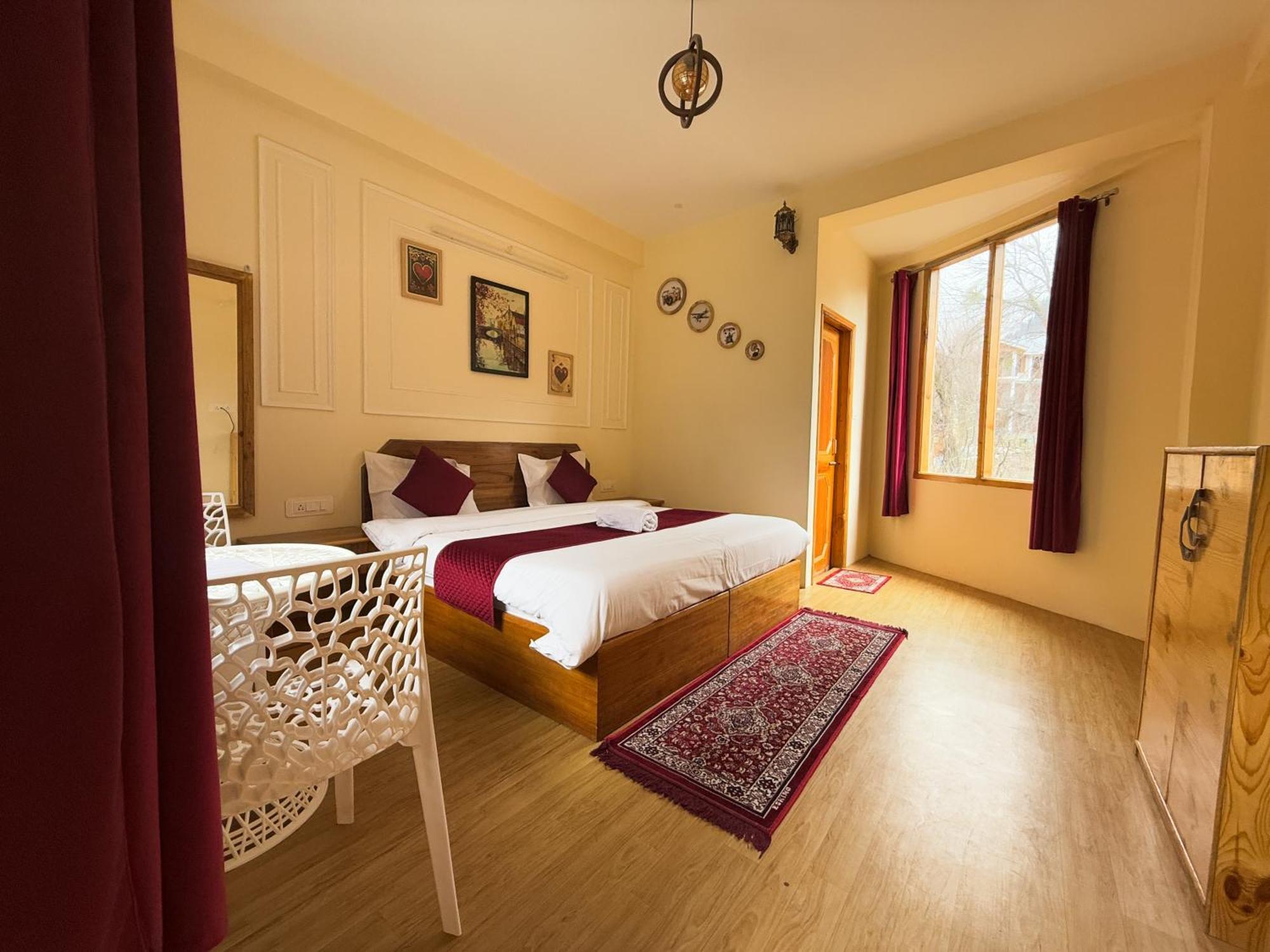 מנאלי Red House Cafe And Inn מראה חיצוני תמונה